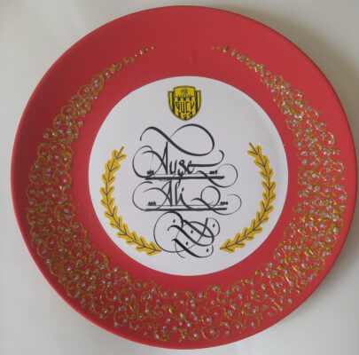 Hattatalibey – Kişiye Özel Kaligrafi Sanatlı Seramik Tabak (Ürün Kodu: TK002)